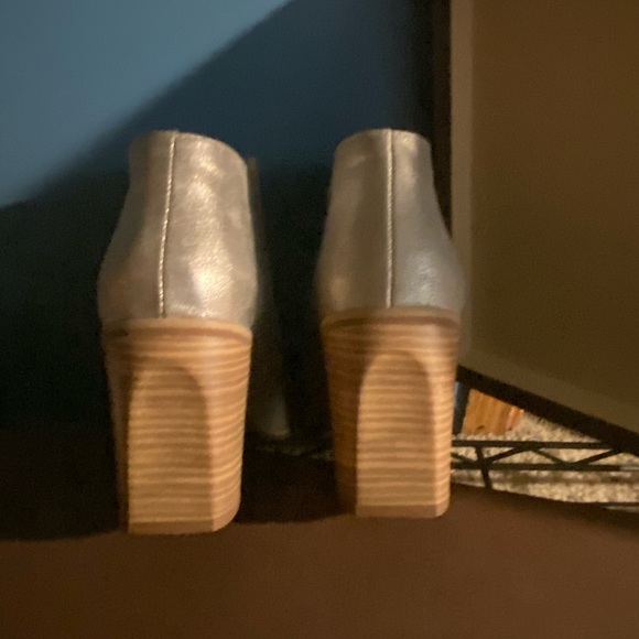 BC shoes 7 1/2 - Picture 4 of 8